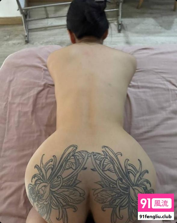 纹身巨臀反差婊
